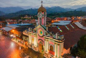 Ecuador: Gobierno desconecta a 185 industrias de alto voltaje para proteger embalses