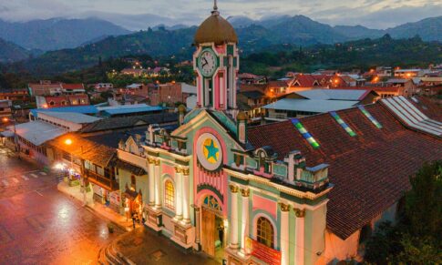 Ecuador: Gobierno desconecta a 185 industrias de alto voltaje para proteger embalses
